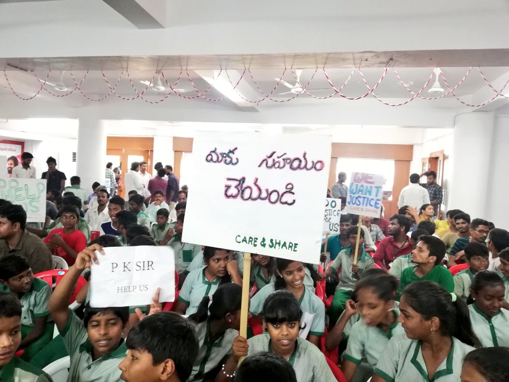 JSPShatagniTeam's tweet photo. అనాధ పిల్లలకు అండగా నిలవాల్సిన నాయకులు, వారి స్థలాలు దోచేయాలనుకోవటం కంటే నీచమైన పని ఇంకొకటి ఉంటుందా, విద్యార్థులు మా ఇళ్లను రక్షించండి అని నాయకుల చుట్టూ తిరిగే దుస్థితి కల్పించిన తెలుగుదేశం ప్రభుత్వం.
#JSPForNewAgePolitics https://t.co/k224S496bK
