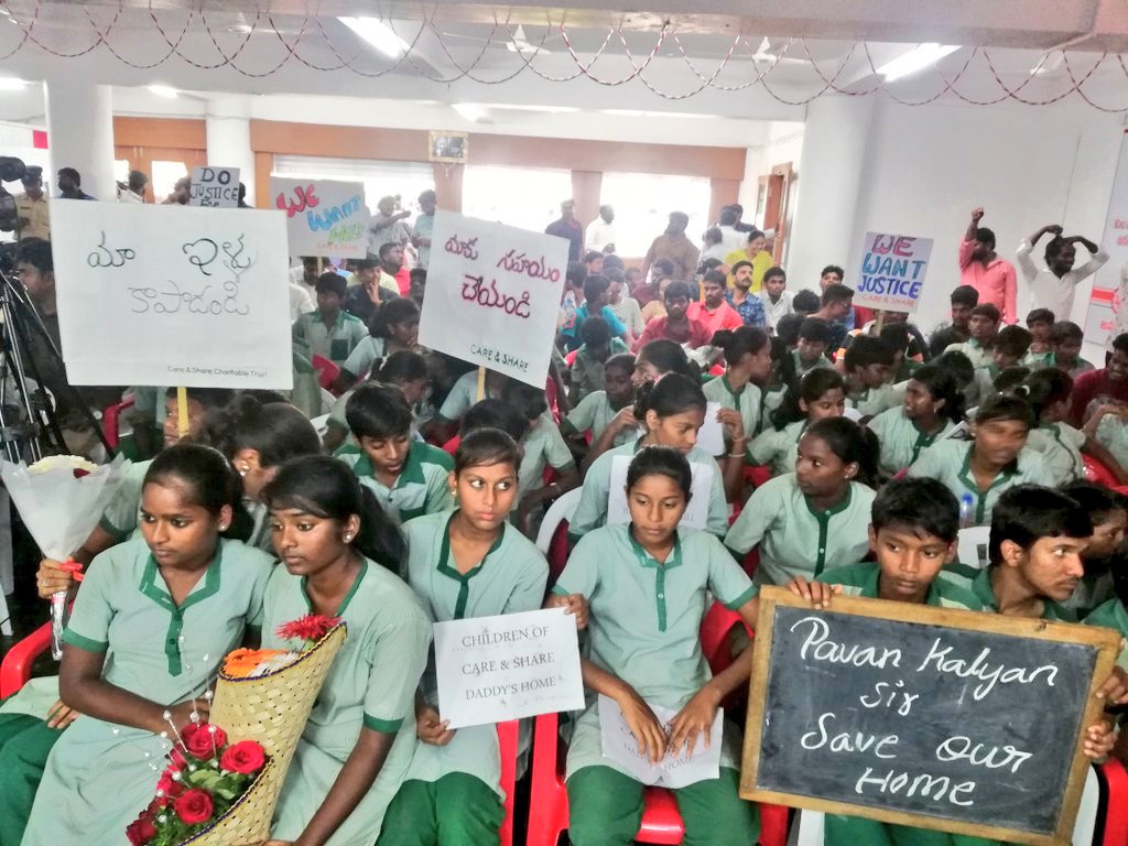 JSPShatagniTeam's tweet photo. అనాధ పిల్లలకు అండగా నిలవాల్సిన నాయకులు, వారి స్థలాలు దోచేయాలనుకోవటం కంటే నీచమైన పని ఇంకొకటి ఉంటుందా, విద్యార్థులు మా ఇళ్లను రక్షించండి అని నాయకుల చుట్టూ తిరిగే దుస్థితి కల్పించిన తెలుగుదేశం ప్రభుత్వం.
#JSPForNewAgePolitics https://t.co/k224S496bK