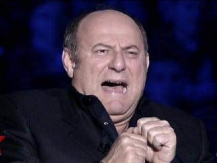 itsmesaruz's tweet photo. La mia faccia quando l'ennesimo caso umano fidanzato ci prova con me: https://t.co/YsXgund2aA