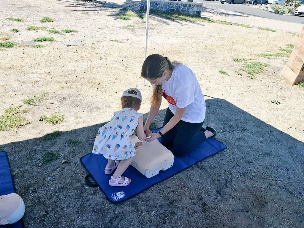 sisaphilacpr's tweet photo. Even kids kan do it! #RCSAZA #SisaphilaCPR #CPR #CPRWeek #BystanderCPR #HandsOnlyCPR  #CPRSavesLives https://t.co/xweL7Nh6ua