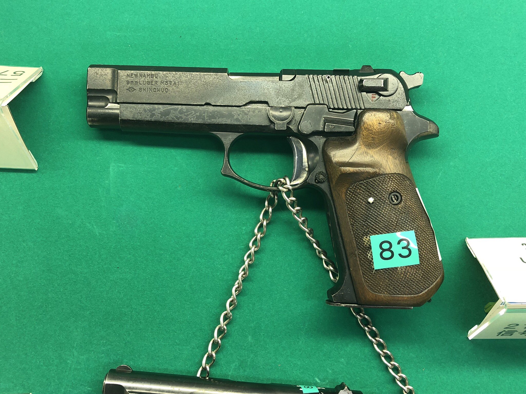 魚交 さめ ミネベア ニューナンブm57a1 戦後日本初の国産自動拳銃 そして戦後唯一の国産自動拳銃になりかねないやつ シングルカラム 単列弾倉 9mm口径 シングルアクション機構であったが 生まれた時代を間違えたか自衛隊は採用せず 残念な出来の 魚交 さめ ミネベア ニューナンブm57a1 戦後日本初の国産自動拳銃 そして戦後唯一の国産自動拳銃になりかねないやつ シングルカラム 単列弾倉 9mm口径 シングルアクション機構であったが 生まれた時代を間違えたか自衛隊は採用せず 残念な出来の