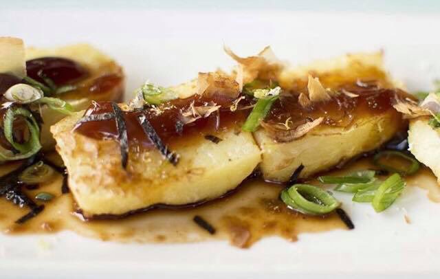 uncovercity's tweet photo. 🚫 Aventurarte en sábado a aquello que no conoces, con #uncovercity tiene recompensa... Como comenzar la
noche dando cuenta de este espectacular bonito glaseado que prepara @PlateroChef  en @ComeycallaVlc. Un restaurante #uncoverPOP! https://t.co/3VeRZjBjlD https://t.co/JFKyeZzeHe