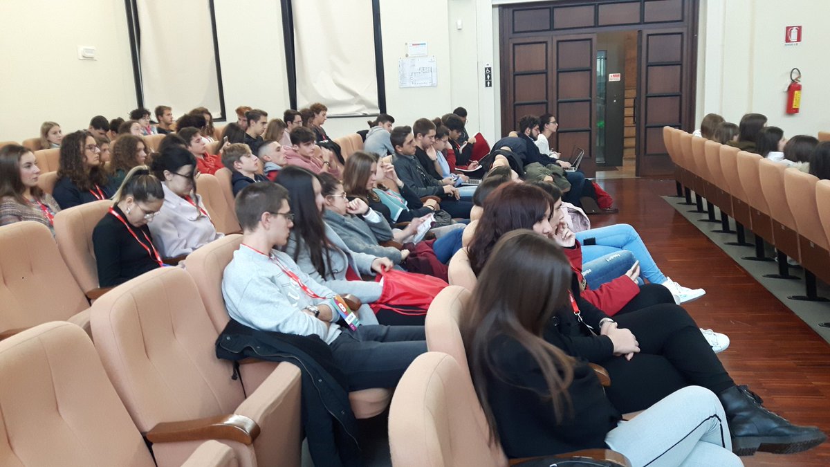 ConsLomb's tweet photo. #oggi a #Varese #glocal18 in sala Montanari i giovani di #bloglab18 incontrano @ConsLomb https://t.co/ndzppL4C7o