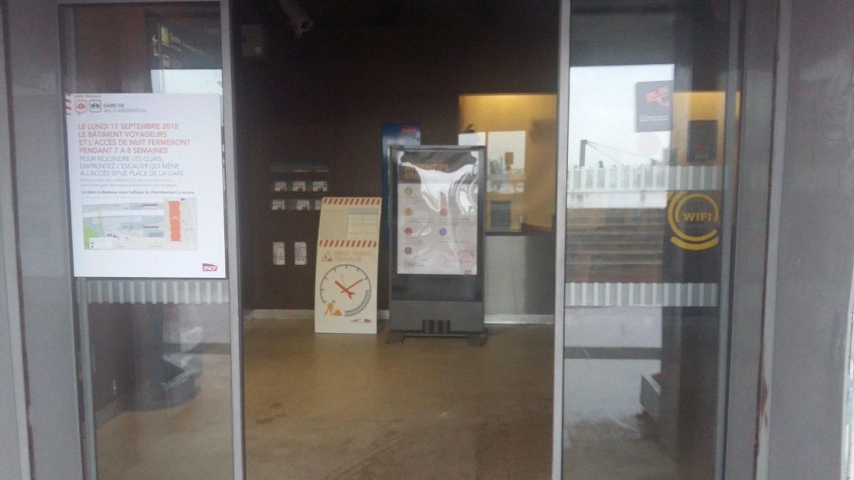 ConflansEquipe5's tweet photo. Pour votre comfort le hall de la gare du #valdargenteuil est de nouveau accessible ainsi que l'automate de vente. https://t.co/vYkRpit3Ao