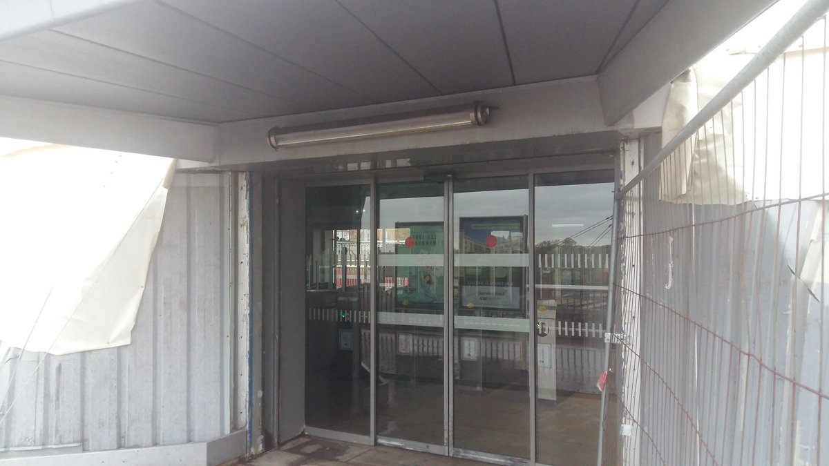 ConflansEquipe5's tweet photo. Pour votre comfort le hall de la gare du #valdargenteuil est de nouveau accessible ainsi que l'automate de vente. https://t.co/vYkRpit3Ao
