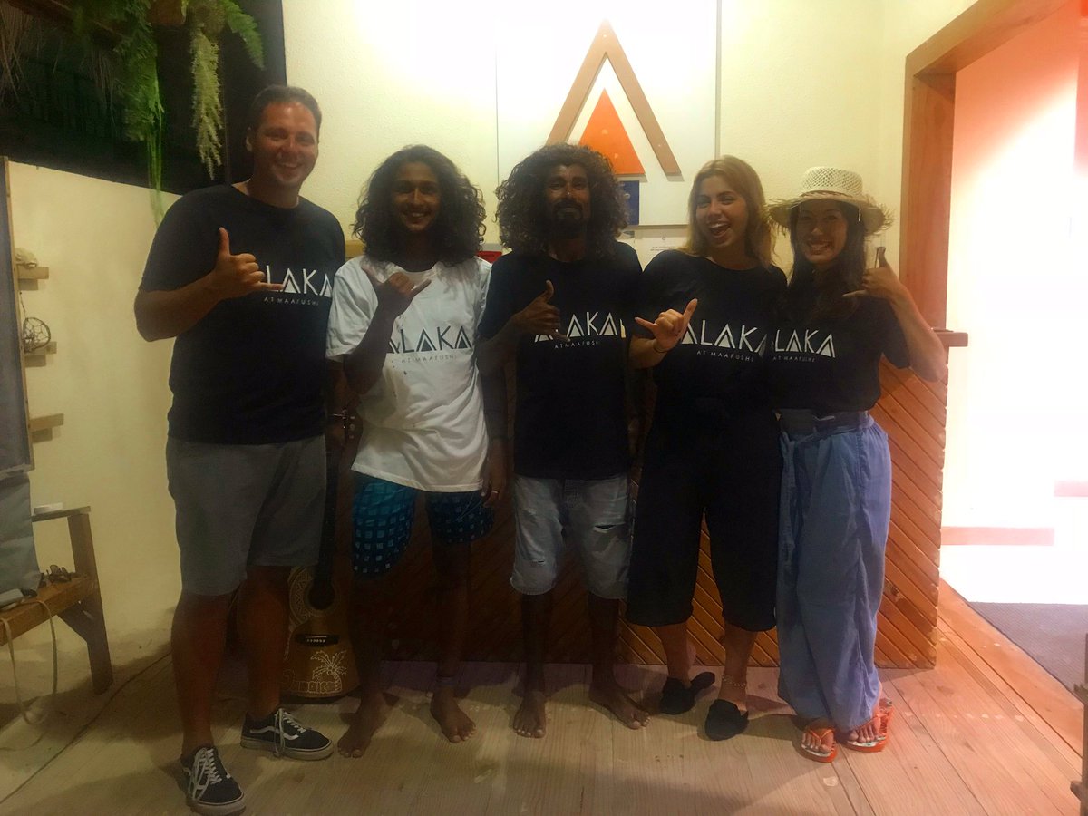 NMaldives's tweet photo. お揃いのALAKA Tシャツでゲストとパシャリ📸帰りたくないよーっと言って、空港に向かうボートに乗った後も見えなくなるまで手を振ってくれてました����💕
- - -
#低予算で #気軽に #モルディブ #旅行 #マーフシ #ゲストハウス  #ローカル島 #リゾートじゃないよ #ナラナラモルディブ #海 #ビーチ #旅行 https://t.co/eSoaV5TvBx