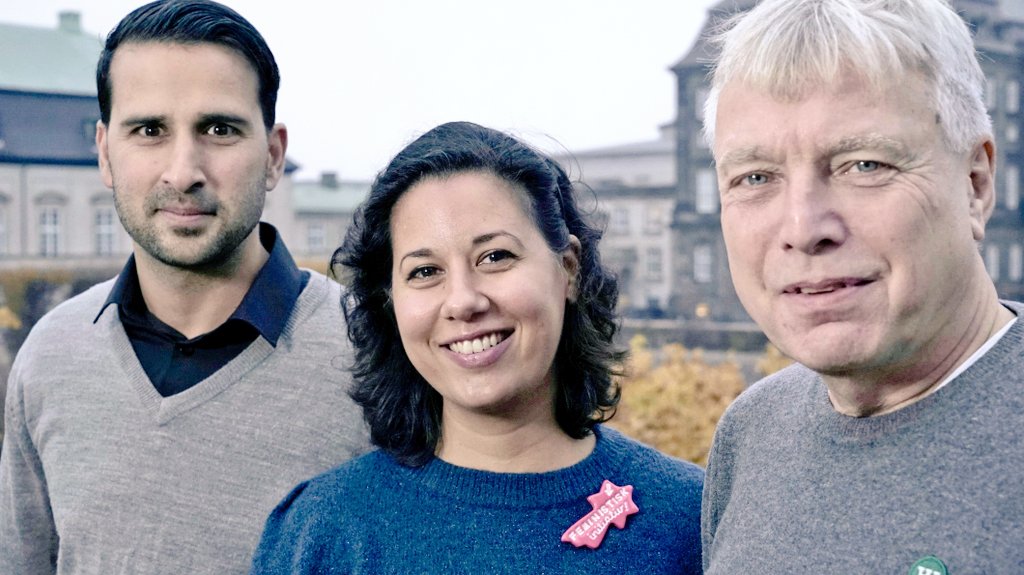 KashifAhmadDK's tweet photo. Vi er glade for, at der findes et reelt alternativ til Mette F. og Lars Løkke som statsminister. Vi har brug for en stærk fortaler for den grønne dagsorden og mangfoldighed i Danmark. Derfor peger vi på @uffeelbaek som DKs næste statsminister. #dkpol #ReelOpposition #derforuffe https://t.co/d6rHX66yWN