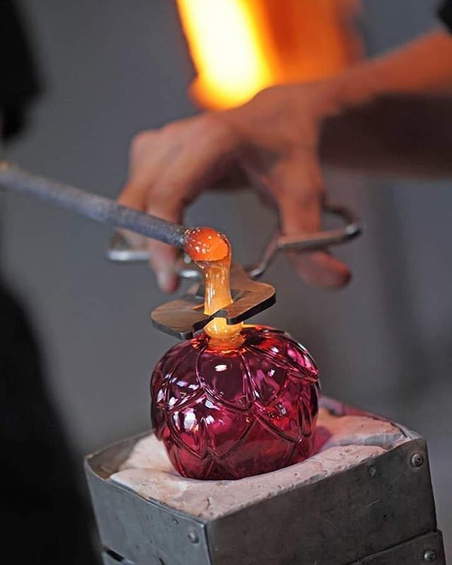 OTPaysdeBitche's tweet photo. Le Centre International d'Art Verrier de Meisenthal vous présente sa dernière née : Arti, un cœur à prendre !
Arti, un cœur d’artichaut qui suggère l’amour, la sensibilité, la poésie… une délicate invitation à entrer une nouvelle fois dans le monde o… https://t.co/mmVKoUmbpW https://t.co/No2kyHHnbJ