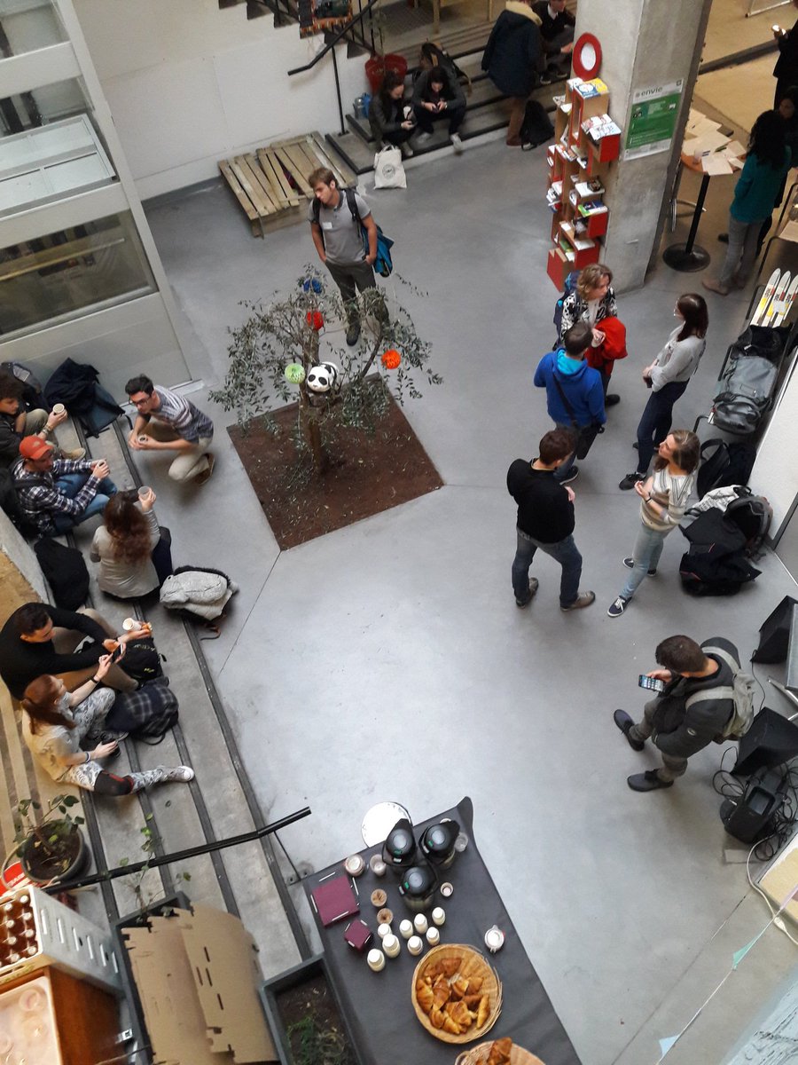 Lea_DiFonzo's tweet photo. L'#IDShaker du @ChallengeIdee c'est aujourd'hui à @lecentseptlyon. Les #étudiants commencent à se rencontrer autour d'un petit dej de bienvenue pour bien démarrer la journée.
@PepiteBeelys @pepiteozer @CAPEPITE
#idées #créativité #idéation https://t.co/73hC9rCu5a