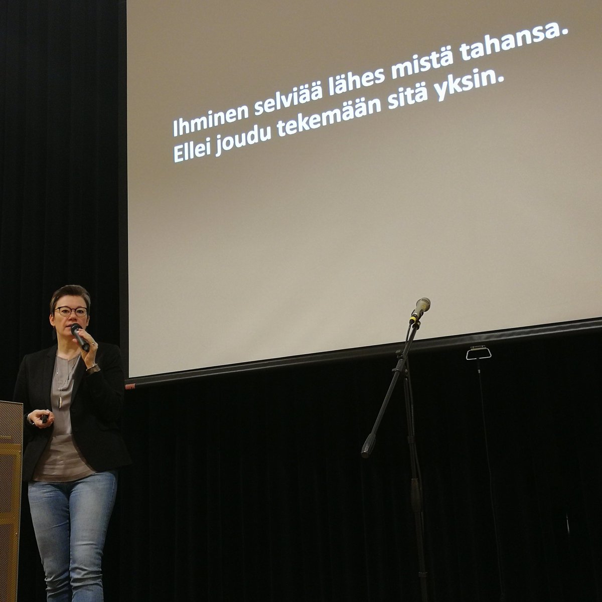 NuoretKotkat's tweet photo. Apulaisprofessori Niina Junttila korostaa  rinnalla kulkemisen ja kohtaamisen tärkeyttä lasten kanssa. "Ihminen selviää lähes mistä tahansa. Ellei joudu tekemään sitä yksin". Nuorten Kotkien 75-vuotisjuhlaseminaari #lapsuus2030 #nuoretkotkat75v #nuoretkotkat #hyvälapsuus https://t.co/QX9p2DUWc4