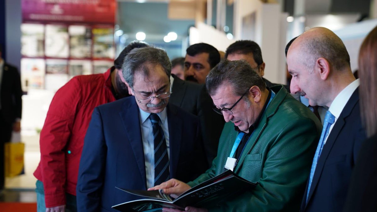 transistnet's tweet photo. Transist İstanbul Ulaşım Kongresi ve Fuarı'nın 3. gününde İstanbul Büyükşehir Belediyesi Genel Sekreteri Dr. Hayri Baraçlı fuara katılan firmaları ziyaret ediyor. @hayribaracli #Transist https://t.co/mg2wJhR5dO