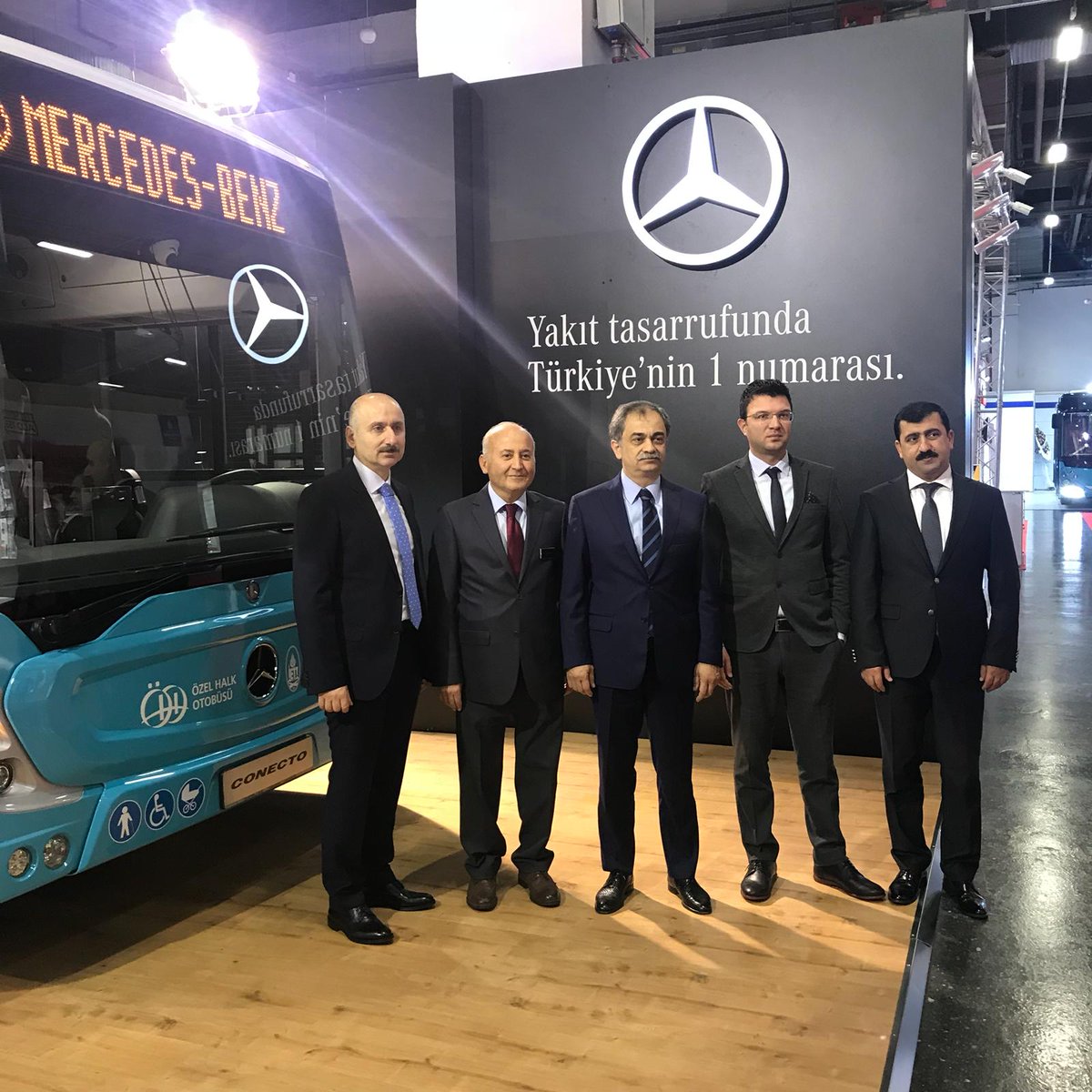 transistnet's tweet photo. Transist İstanbul Ulaşım Kongresi ve Fuarı'nın 3. gününde İstanbul Büyükşehir Belediyesi Genel Sekreteri Dr. Hayri Baraçlı fuara katılan firmaları ziyaret ediyor. @hayribaracli #Transist https://t.co/mg2wJhR5dO