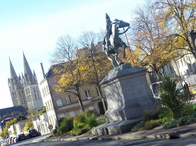 CaenOfficiel's tweet photo. #SaturdayMorning Le temps est couvert ☁️ mais #Caen vous souhaite un doux wkd d'automne avec cette 📸 de @GoualardF prise hier place St-Martin🍂. Expo #Centenaire1418, #CaenPuces, bourse aux jouets, #ÉclatsdeRue, museomix... toutes vos idées de sortie sur https://t.co/E7QNLZAZMm. https://t.co/FQSc44baNx