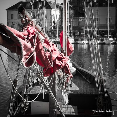 jmleclercq's tweet photo. Red sailing boat - #Honfleur #photography https://t.co/b2MZS0L9mA https://t.co/cs4mqtsgLB
