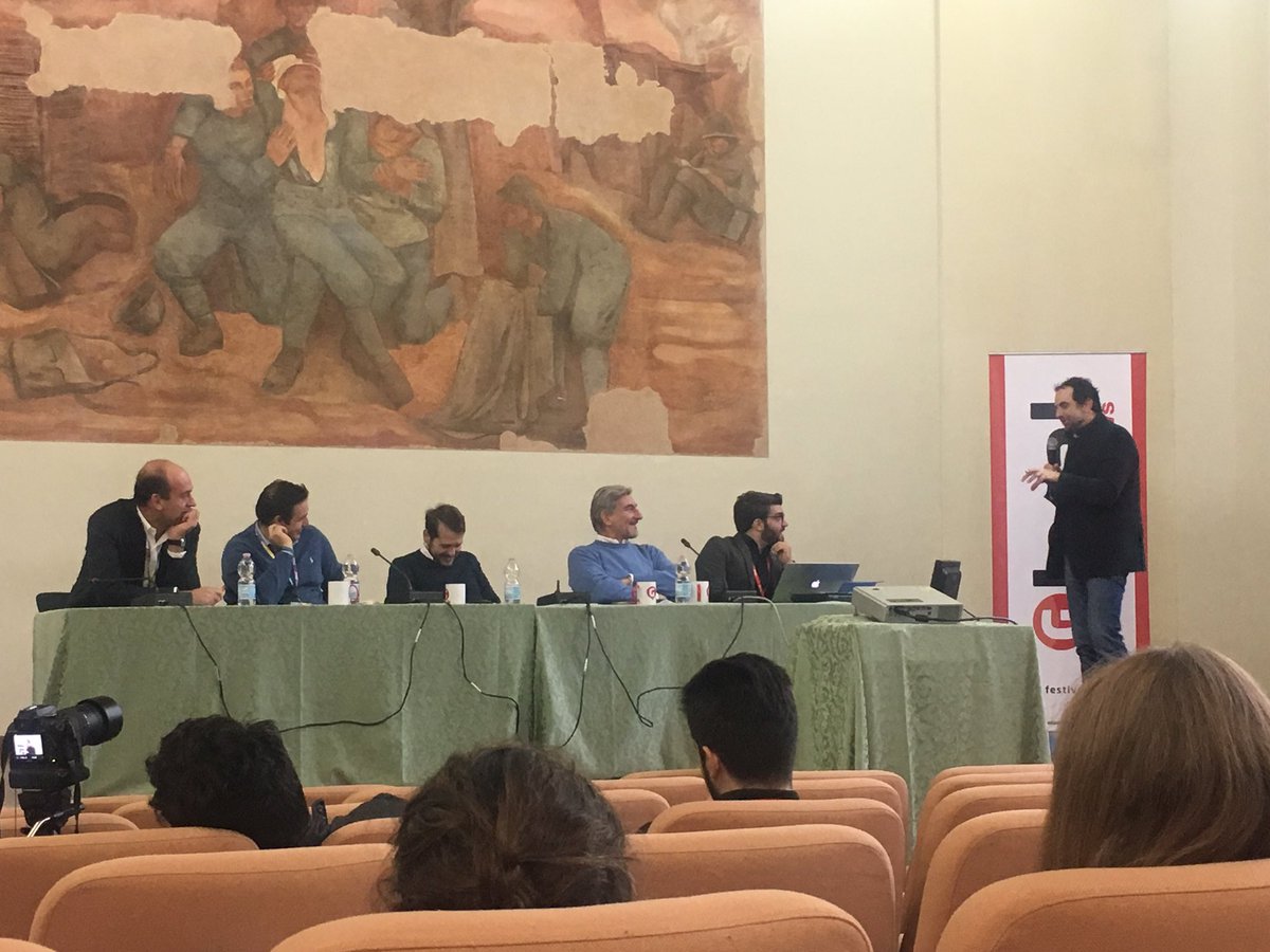 BloglabGlocal's tweet photo. @ale_alfieri passa a trovarci e racconta la sua storia di #partecipazione, svelando simpatici aneddoti di scuola con @gparagone. #glocal18 #bloglab18 https://t.co/TvFTz1odAf