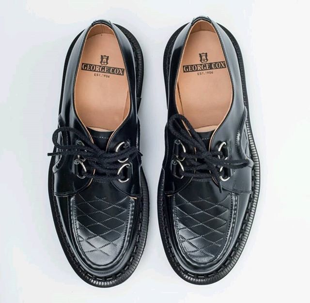 georgecoxshoes's tweet photo. The Original. Over 300 operations go into each pair of Dace creepers. Every one of them here in Northamptonshire. When you factor in that we've been making them for nearly 70 years, that is a lot of shoemaking
.
#theoriginalcreeper #georgecox #madeineng… https://t.co/gFgbukeUel https://t.co/IGKRrGbw9g