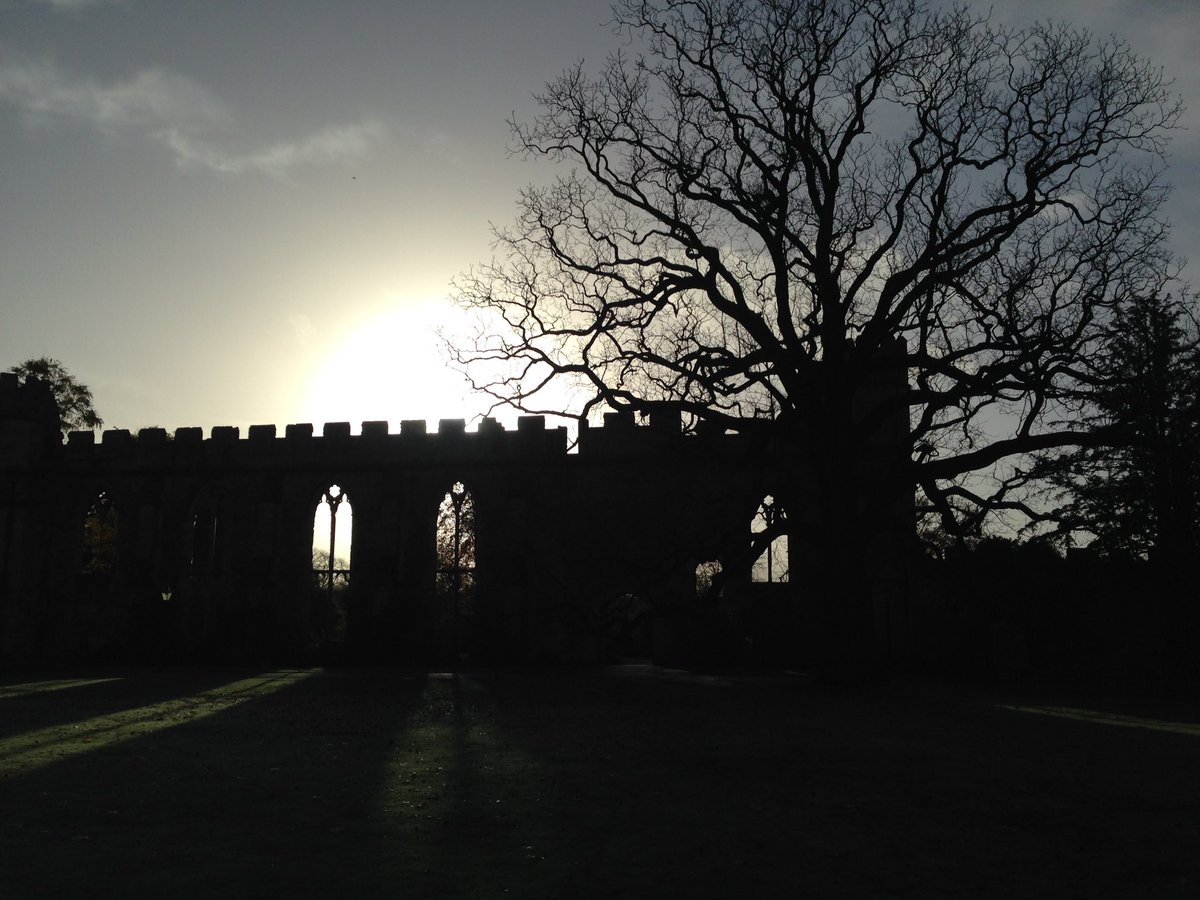 Boo_Cottage's tweet photo. A beautiful autumnal morning over the @Bishops_Palace #wells as the start of day two of the Christmas Artisan Market approaches #somerset #secretsomerset https://t.co/lCAAwxFzQY