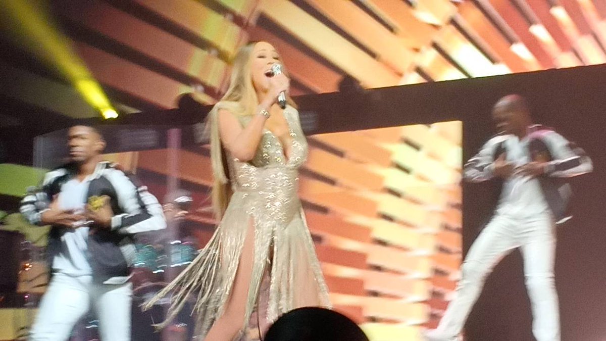 Earth_Oscar's tweet photo. #MariahCareyLiveinBangkok2018 สำหรับเราถือว่าโอเคกว่าครั้งแรกนะ แม้โปรดักชั่นจะเล็กเหมือนคอนเสิร์ตแฟนมีตและเซ็ตลิสต์ก็เป็นเพลงเดิมๆ เพิ่มเติมคือเพลงใหม่ 2 เพลง สดบ้างพรีเรคคอร์ดบ้างตามสภาพ แต่ มารายห์ ดูสวย สดใส เสียงร้องไม่แย่ โชว์พลังการหวีดในเพลง Emotion ได้สาแก่ใจกะเทยยิ่งนัก https://t.co/f61nUy8JSu