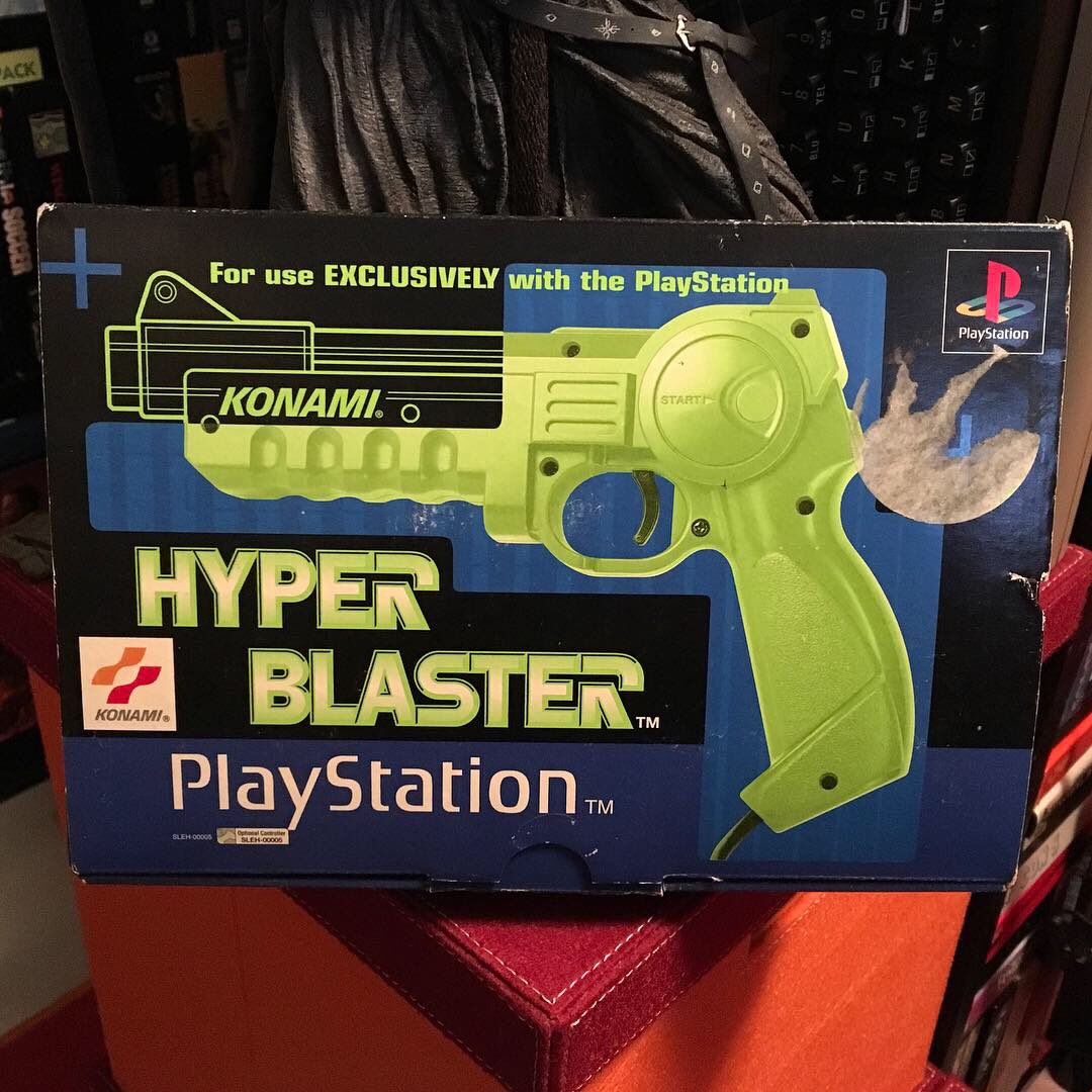 UnboxingHands's tweet photo. Hyper Blaster - Konami - Light Gun for use with PlayStation
💪😀👍
#retrogaming #retrogames #retrogamer #arcade #gamer #gaming #nintendo #atari #c64 #n64 #nes #ps2 #ps3 #megadrive #psone #snes #mastersystem #xbox #collectibles #gameroom #lightgun #gun #hyperblaster #lightgungames https://t.co/rUoOmhRUvG
