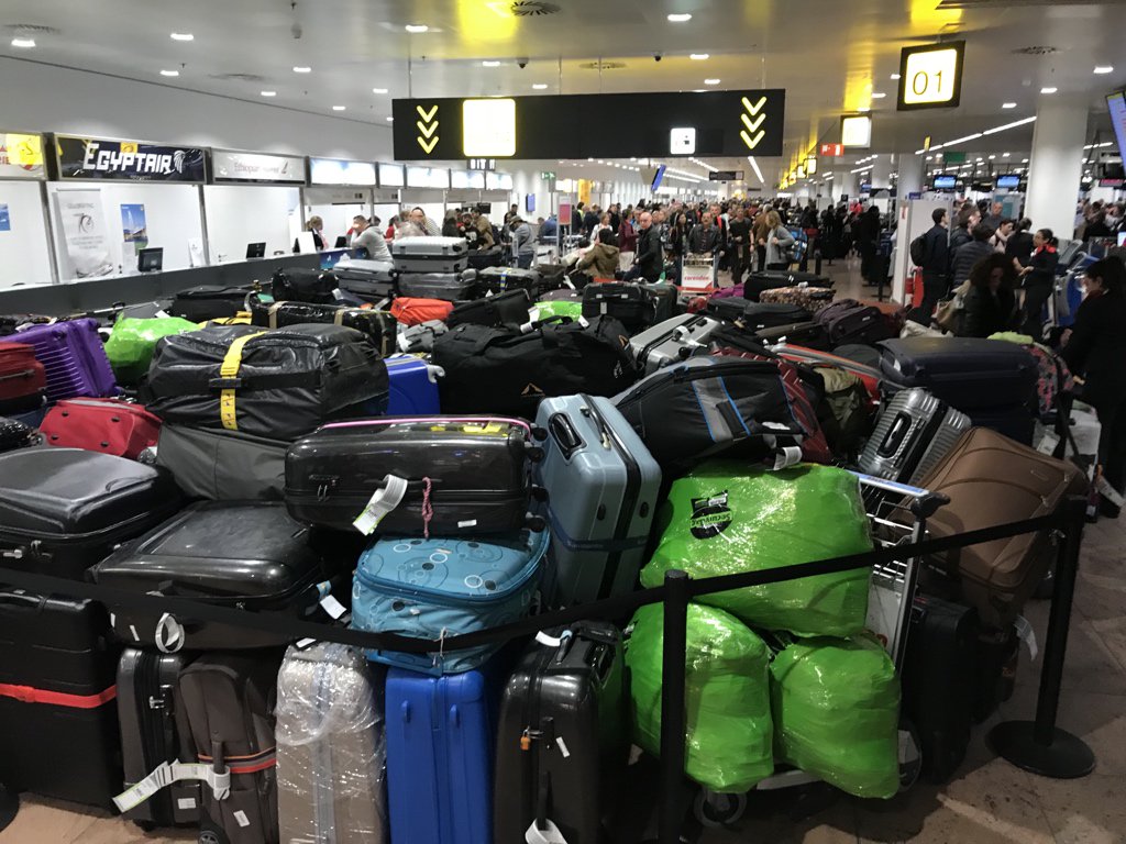 Wat een drama bij #BrusselsAirport, bagageband is kapot. Moet zelf bagage ergen in luchthaven neerzetten. ‘We hopen dat uw bagage vandaag nog aankomt’ Ik gok van niet ... #Zaventem #WelVriendelijkPersoneel