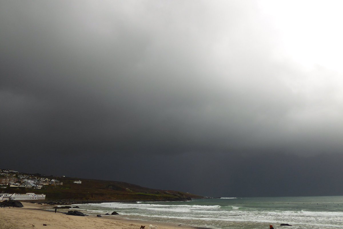 StIvesHarbour's tweet photo. Heavy skies this morning. @beauty_cornwall @BBCSWWeather https://t.co/tyC2sUg0ZZ