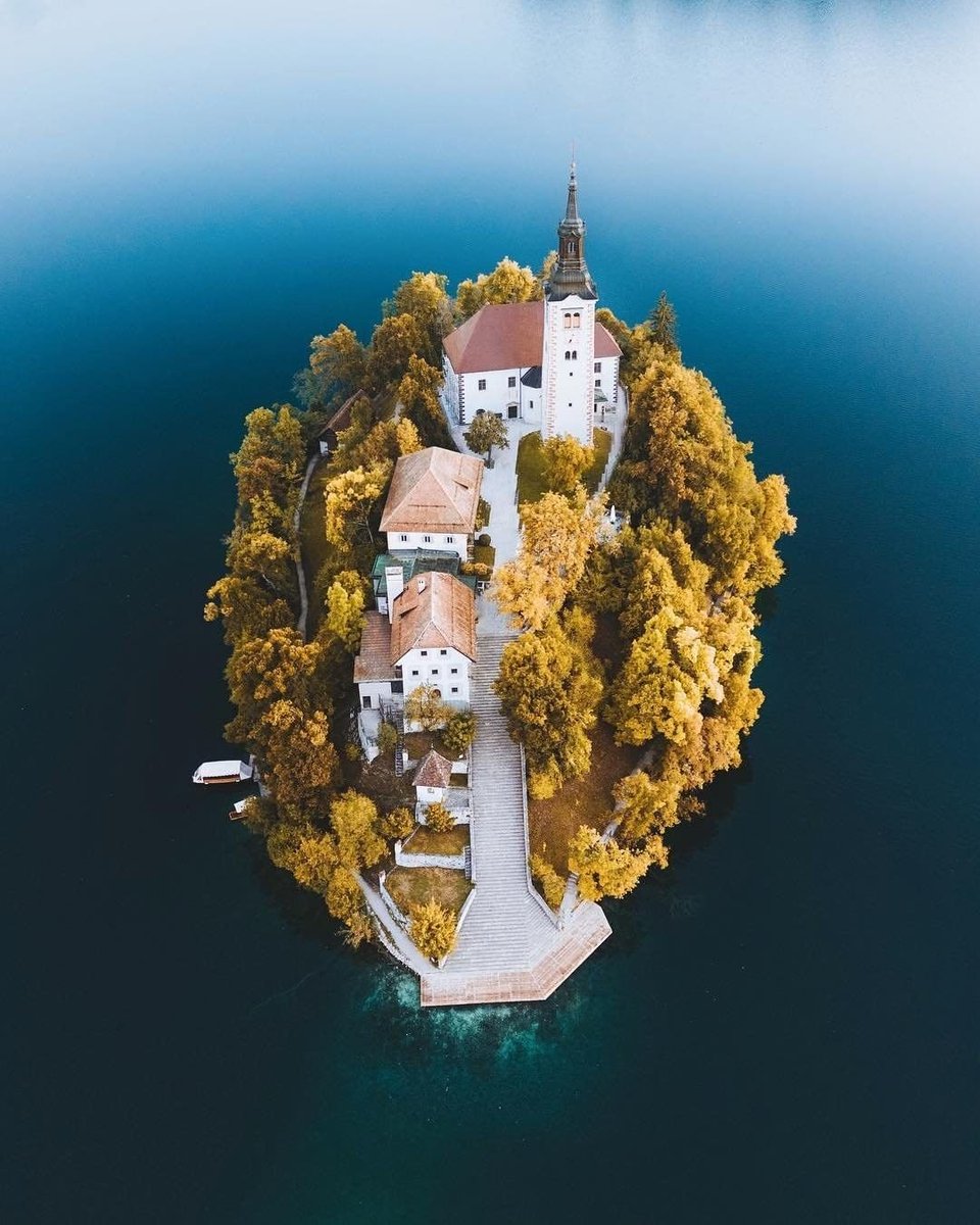 Finest_Places's tweet photo. Situated in the middle of Lake Bled is this picturesque island. Who wouldn't love to visit this place.

#BeautifulPlaces #WorldsFinestDestinations #Tourism #Travel #Leisure #Traveldestination #TravelAndSee https://t.co/0JykVrbXye