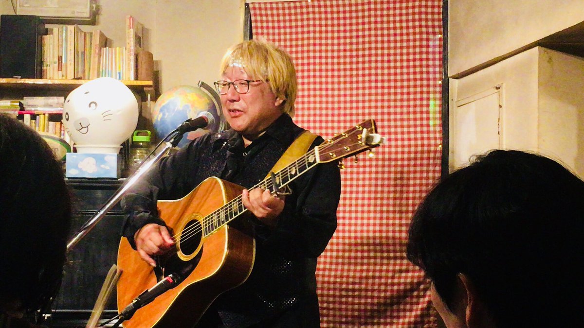 オーセンティックレコード 本日 阿佐ヶ谷バルトにてリピート山中さんのライブが行われました バルトは小さなライブバーではありますが アットホームな雰囲気に包まれて 素敵なひと時となりました リピート山中さんはカバーも少し織り交ぜながら 時に オーセンティックレコード 本日 阿佐ヶ谷バルトにてリピート山中さんのライブが行われました バルトは小さなライブバーではありますが アットホームな雰囲気に包まれて 素敵なひと時となりました リピート山中さんはカバーも少し織り交ぜながら 時に