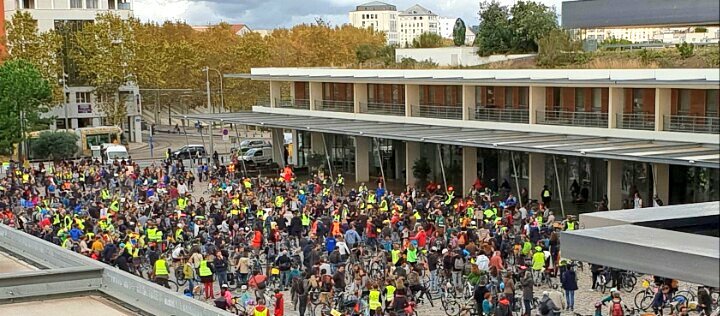 #Montpellier : 1 200 cyclistes se rassemblent devant l'hôtel de ville pour demander des pistes cyclables sécurisées et un vrai Plan Vélo 🚴
#JeSuisUnDesDeux #Vélo
<a href="/OlivierRazemon/">Olivier Razemon</a> <a href="/cheissoux/">Cheissoux</a> <a href="/Reporterre/">Reporterre 🌍 | Le média de l'écologie</a>