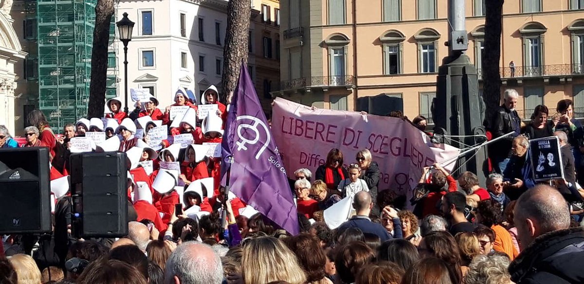 GianlucaPeciola's tweet image. C'é il sole a #Roma e una piazza meravigliosa. In tante e tanti stanno manifestando contro il #DdlPillon e per difendere la libertà delle #donne. È una controriforma del diritto di famiglia che va rispedita al mittente. #NoPillon, sì ai diritti. Indietro non si torna!