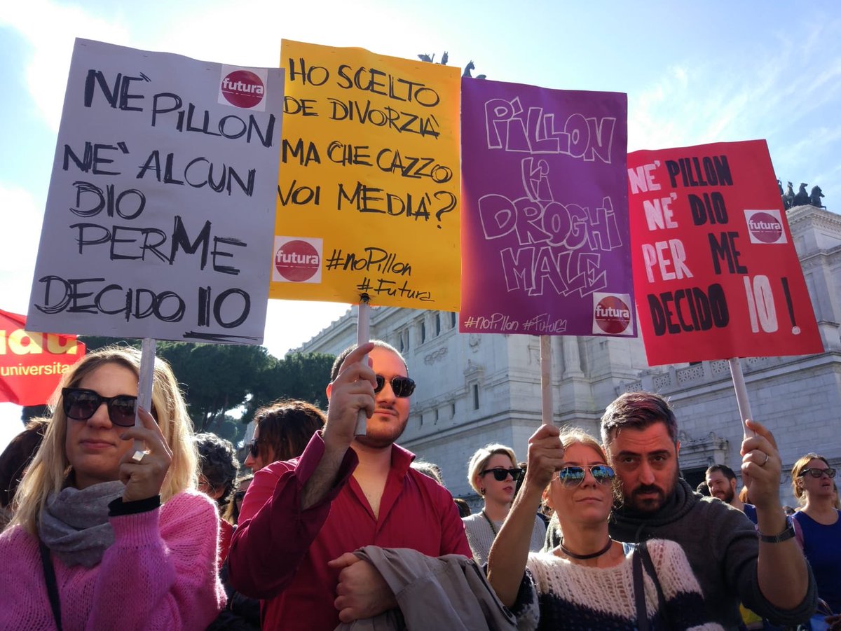 GianlucaPeciola's tweet image. C'é il sole a #Roma e una piazza meravigliosa. In tante e tanti stanno manifestando contro il #DdlPillon e per difendere la libertà delle #donne. È una controriforma del diritto di famiglia che va rispedita al mittente. #NoPillon, sì ai diritti. Indietro non si torna!