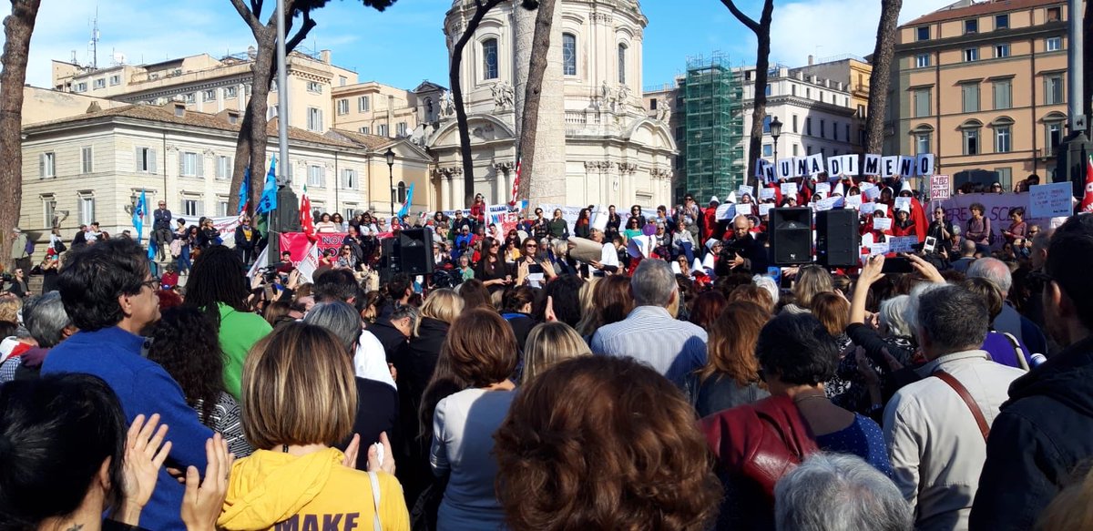 GianlucaPeciola's tweet image. C'é il sole a #Roma e una piazza meravigliosa. In tante e tanti stanno manifestando contro il #DdlPillon e per difendere la libertà delle #donne. È una controriforma del diritto di famiglia che va rispedita al mittente. #NoPillon, sì ai diritti. Indietro non si torna!