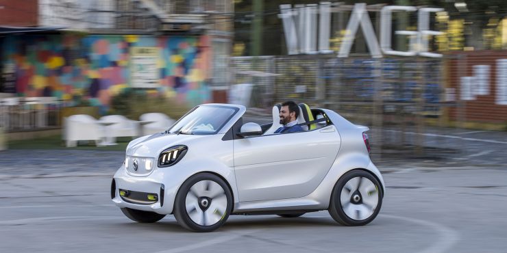 car_and_driver's tweet photo. Nos ponemos al volante del Smart Forease @smart_spain #smart #forease #concept #urbano #pruebas #contactos https://t.co/9OTwTG24tI https://t.co/oa728A92RF