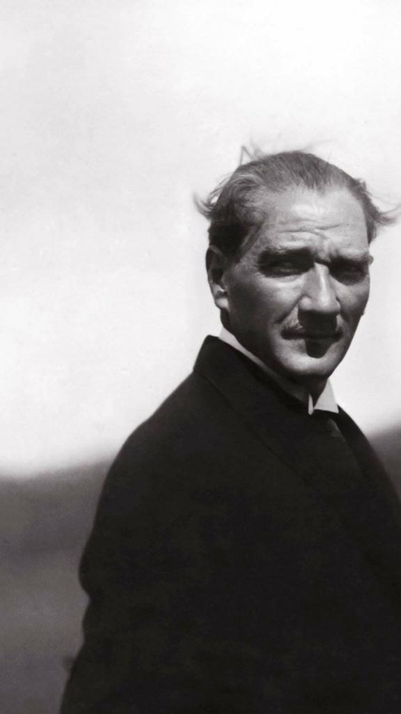 Türk milletinin eşsiz evladı Atatürk! Sen ebedi istirahatgâhında rahat uyu. "En büyük eserim." dediğin Türkiye Cumhuriyeti bizlere emanettir. 

— Türk Milleti.🇹🇷
#10Kasım #MustafaKemalAtatürk