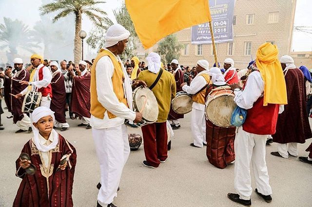 PeopleoftheMed's tweet photo. Celebrations in Nefta, South of Tunisia ❤ lovely pic by @zarroug_riadh.photostore_raw .
.
.
#tunisia #tunisie #nefta #festival #mystic #music #wajd #rouhanyet #musically #rhytm #children #band #colors #red #yellow  #instafollow #photography #zarrougr… https://t.co/Mxu57KBVq8 https://t.co/qA9q8YpZE4
