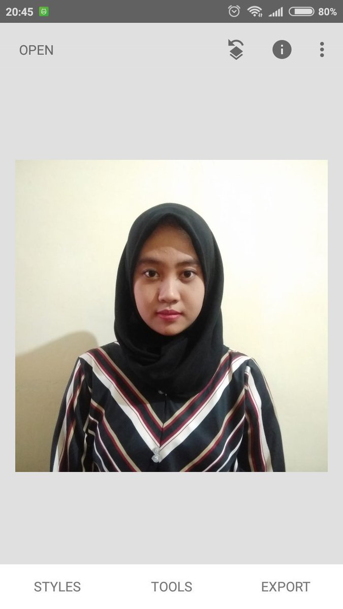 Trus masukkan gambarnya. Kalo bisa wajahnya menghadap ke kamera ya. Terus edit dulu, terutama dibagian wajahnya biar terlihat terang bisa menggunakan TOOLS curves, selective, dsb.