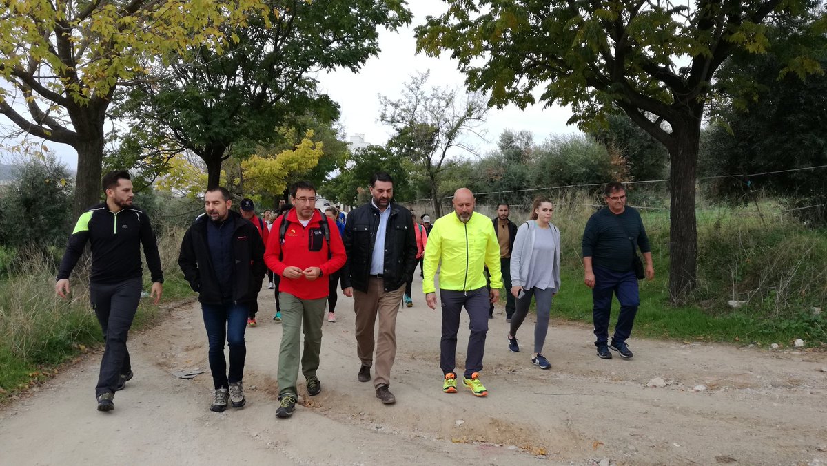 DeporteAND's tweet photo. El consejero de @TurismoDeporAND visitando en #Montellano el #sendero PR-A 409 donde se puede practicar #deporte y #turismo en plena naturaleza al mismo tiempo #Sevilla #AndaluciaesDeporte #intensamente @AndaluciaJunta https://t.co/DrIGUCwFPc