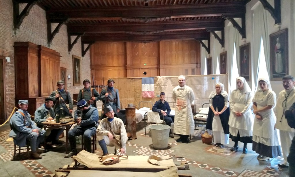mmrotelli's tweet photo. Poilus, infirmières, officiers et chirurgiens attendent leur public Salle des Pèlerins à l'hôtel Dieu #derdesder #Centenaire1418 https://t.co/UHxint5PZF