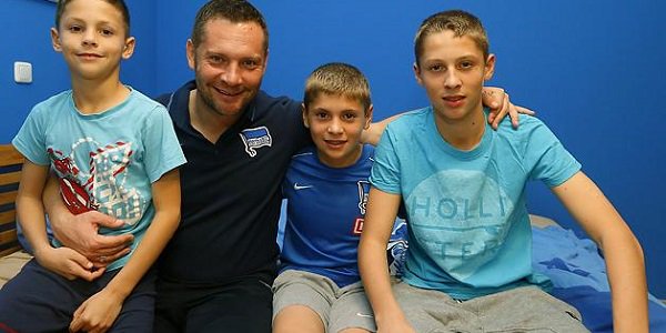 Hertha Berlin-manager Pal Dardai manages his son 19-year old son Palko at the German capital club. And it& #39;s quite the family affair in Berlin! Marton Dardai is the under-17 captain for Germany, and at Hertha, whilst youngest brother, Bence is 12 but plays for Germany& #39;s under-14s!