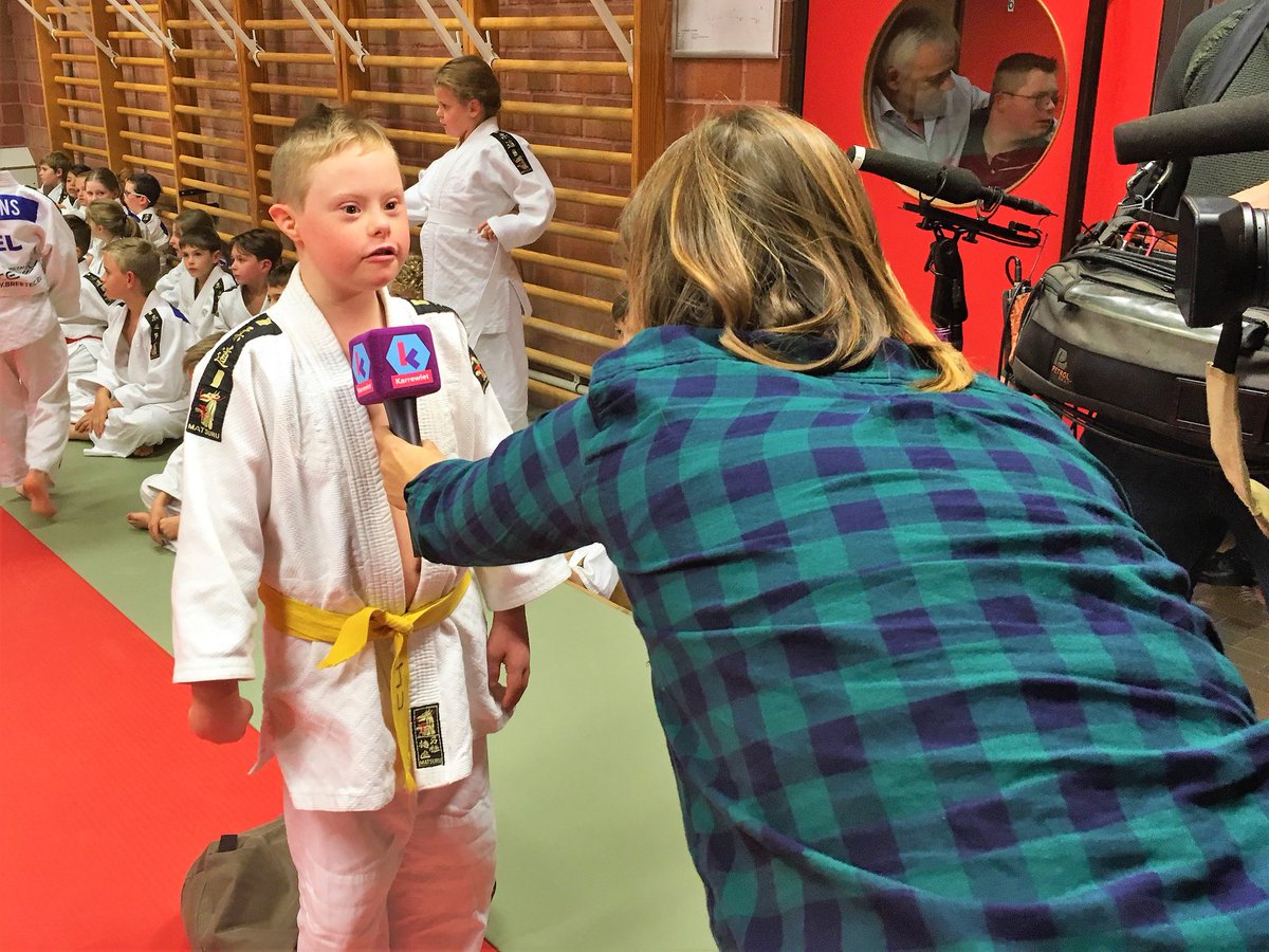 Konektvzw's tweet photo. Gisteren streek @karrewietketnet neer bij Judoteam Gruitrode om een reportage te maken over #tismaarda  

Ook jouw vereniging #inclusief maken?  Dat kan!

Laat de gegevens van je vereniging achter op https://t.co/P6HoW7Ek7c en we helpen jullie graag op weg.

Bedankt @Ketnet ! 🙏 https://t.co/fWesPJKmqo