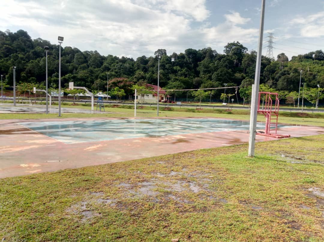 _PERKASE's tweet photo. Wuuuttt wutttt team urusetia dah ready pi set up court untuk esok gais ! Smangat betul depa untuk sukan tertutup PPKSE kali ni.. hampa semangat dak ?
πSUPER-E 2018π
#hanyaseadasukantertutup #perkase #senation #comeback #ppkse https://t.co/UgpIhCSwqz