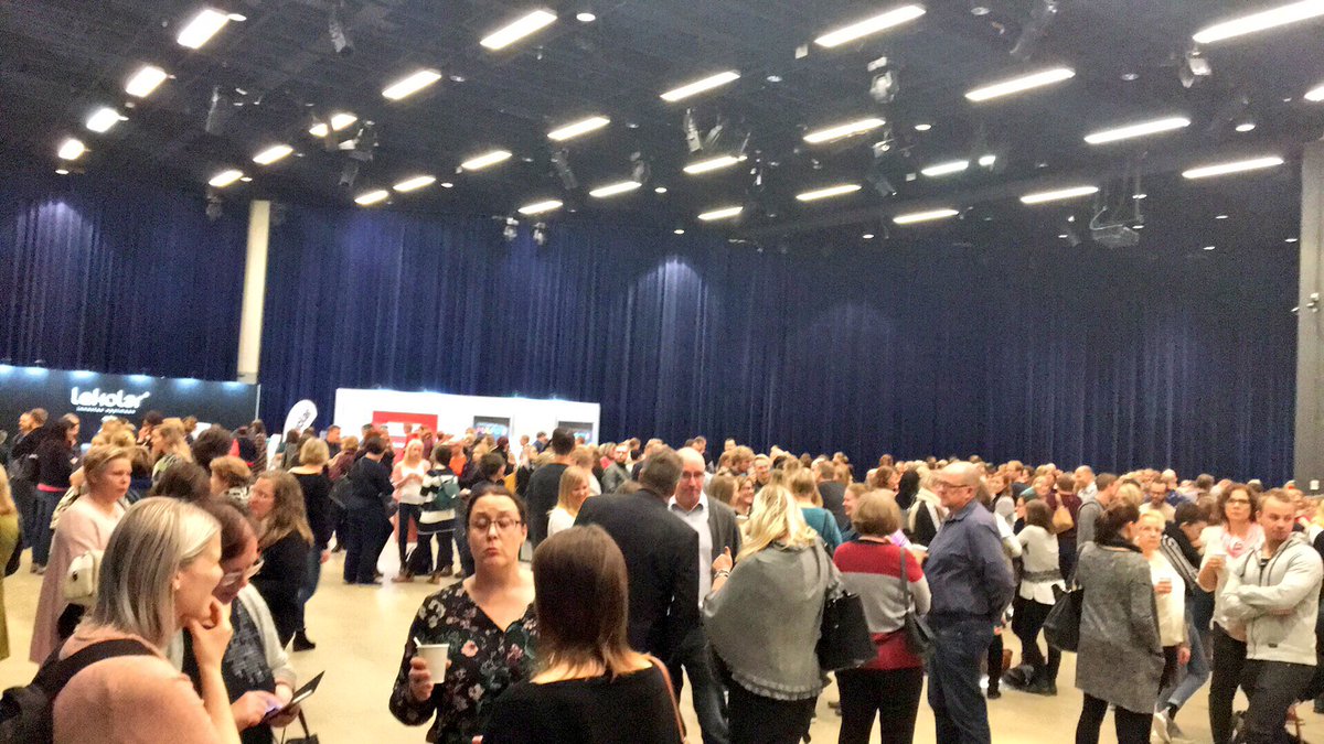 Treduka2018's tweet photo. Yksi syy tulla Tredukaan: verkostoituminen yli oppilaitos- ja oppiainerajojen! #treduka2018 #vesokoulutus https://t.co/zLKvXzgLSz