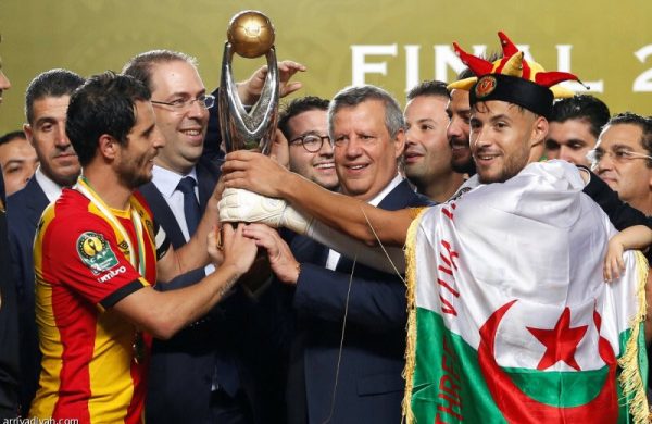 #TeamDZ Youcef <a href="/YBelaili/">Youcef Belaïli</a> avec le drapeau sur le podium pour porter le trophée de champion d'Afrique