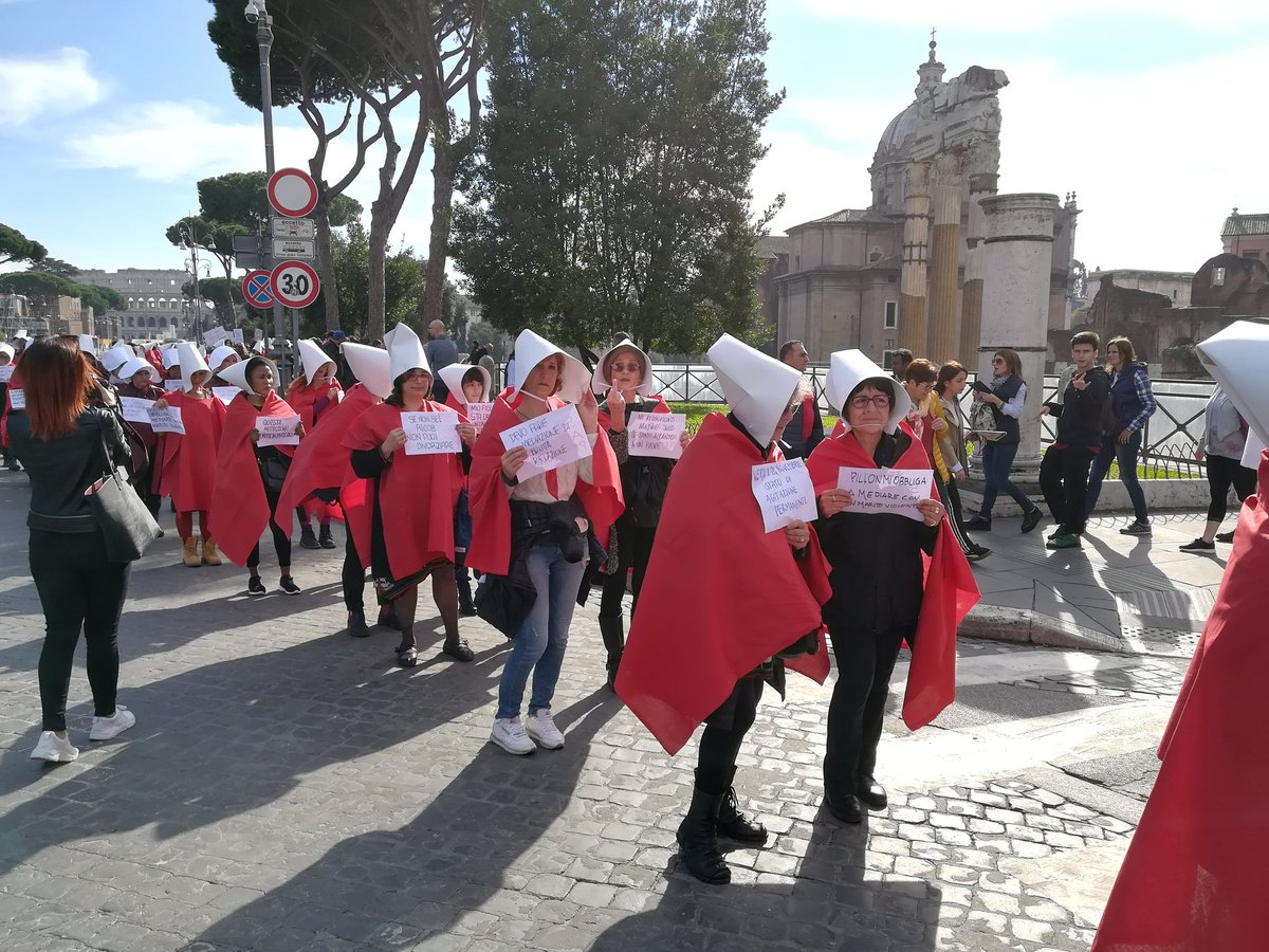 nonunadimeno's tweet photo. Le ancelle a Roma in silenzio. la tunica rossa e la cuffia bianca simbolo del potere politico, clericale ed economico che tenta di allungare le mani sulle nostre vite, i nostri corpi e le nostre scelte. Per riconoscerci e sfilare tutte insieme per la città… no #DDLPillon https://t.co/AfvpjQFjJa