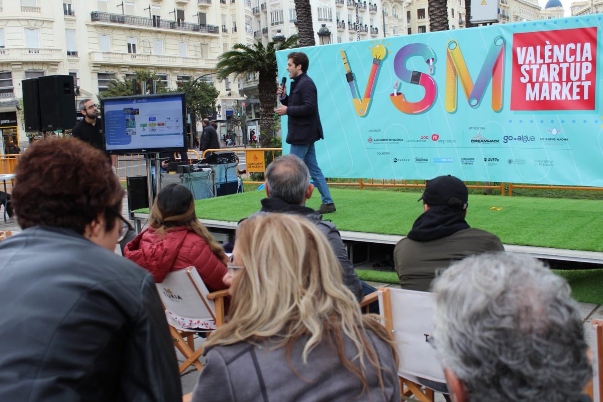 valenciactiva_'s tweet photo. Acabamos de escuchar en el escenario del #VLCStartupMarket a @GlobalOmnium y @SPMstartups, que nos han explicado el trabajo que realizan  desde su aceladora corporativa y han presentado un caso de éxito desarrollado en su organización: @SomDataEs https://t.co/hFU5u40zzI