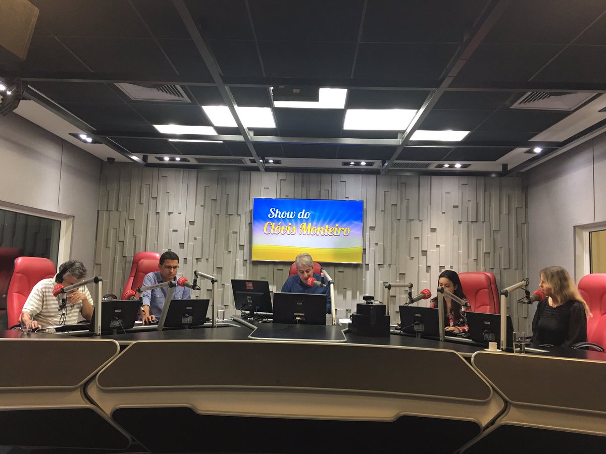 cinema_ficc's tweet photo. @VeronicaBrendla está AO VIVO no programa Clovis Monteiro na Super Rádio Tupi. https://t.co/4n1Z1rHnyK
