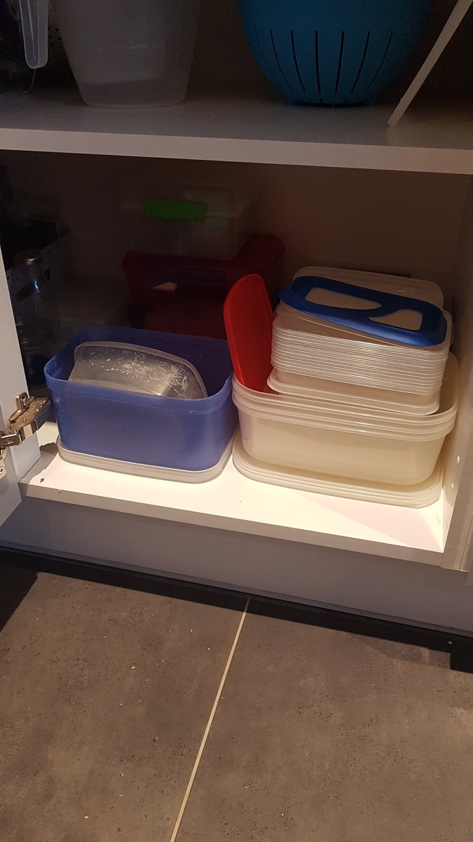zero_waste_mum's tweet photo. Anyone else feel like a #foodstorage packrat?? We have a million #takeawaytubs, #pyrex dishes, #tupperware, #condimentpots and #sistema lunchbox. And while it's all useful there's just so much of it!!! https://t.co/IxV7SRjNOL https://t.co/3mYvTAkPUk