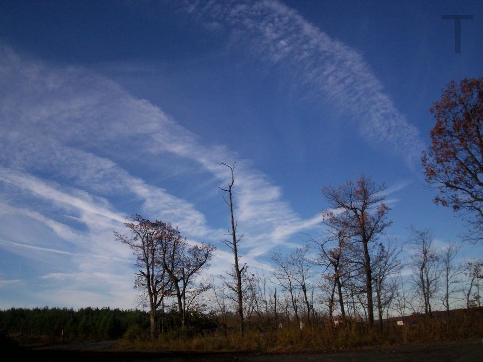 Miranda82187007's tweet image. Autumn Skyline with contrails