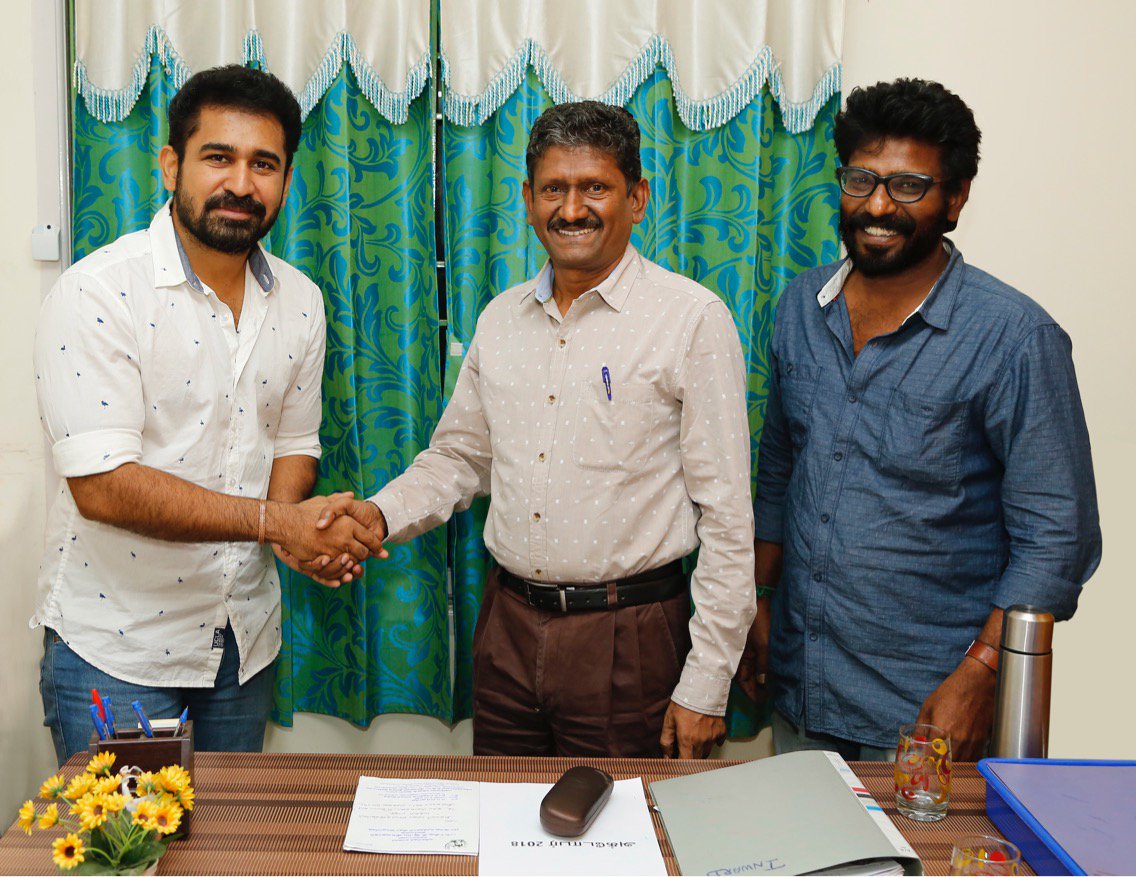 tamilstar's tweet photo. .@Vijayantony &amp; Dir Ganesha with Thiru Sagayam IAS for releasing #UnnaiMatrikondal Lyrical Video. Lyrical video will be released at 5:00 PM #ThimirupudichavanOnNov16 @Vijayantonyfilm @mrsvijayantony @Screensceneoffl https://t.co/H2kDZTgjEe