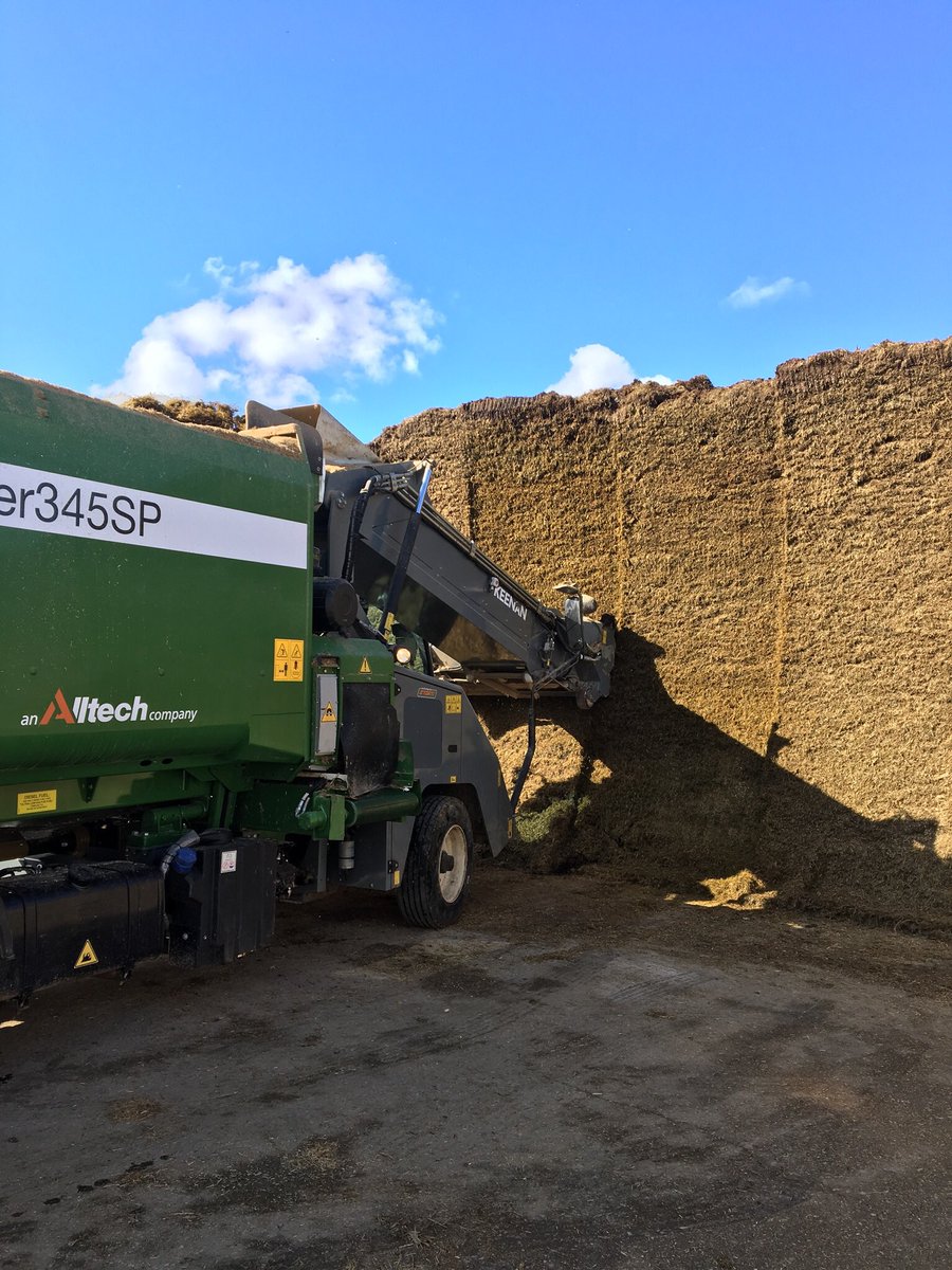 robdvet's tweet image. Just need second machine to come in and pick it up, then a third to mix and feed out! @StraightLBeef chose self propelled feeder from @KEENANsystem to reduce man hours and machinery hours plus create perfect mix for our cattle. Handles more than just silage also. #precisionbeef