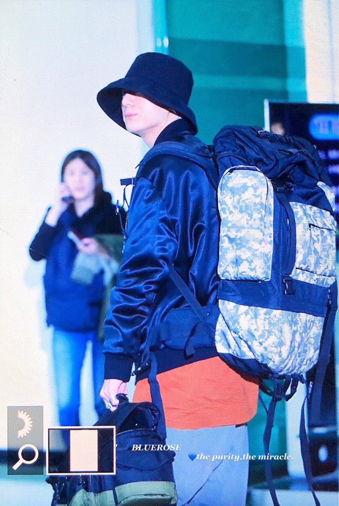 lea⁷ 🧑🏻‍🚀 on X: THAT IS THE BAG SEOKJIN GIFTED TO JUNGKOOK AND EVEN THO  JIMIN GOT HIM A SMALLER BAG HE STILL USED THE BIG ONE IM LAUGHING SO HARD I